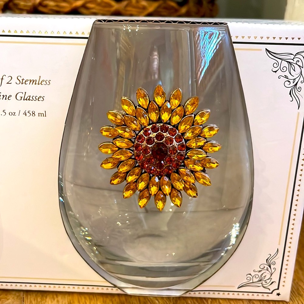 🍷Set of 2 Sunflower 🌻 Bejeweled Stemless Wine Glasses 🍷NEW IN BOX! - Picture 3 of 10